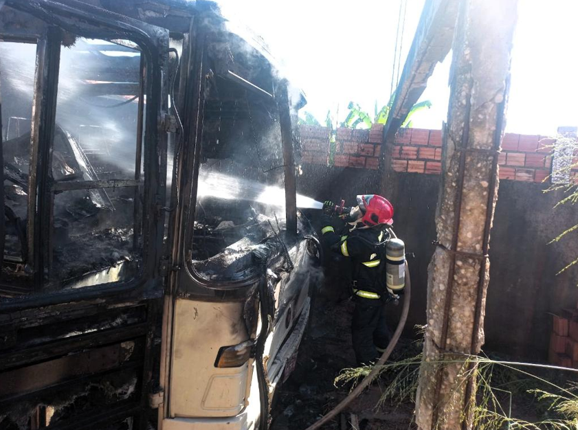 Bombeiros extinguem inc�ndio em �nibus em Rondon�polis