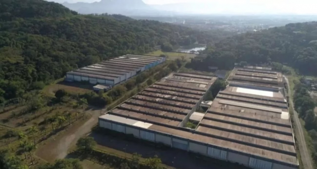 Enquanto empresas brasileiras sofrem, demitem e fecham as portas devido a altos tributos, chineses fazem a 