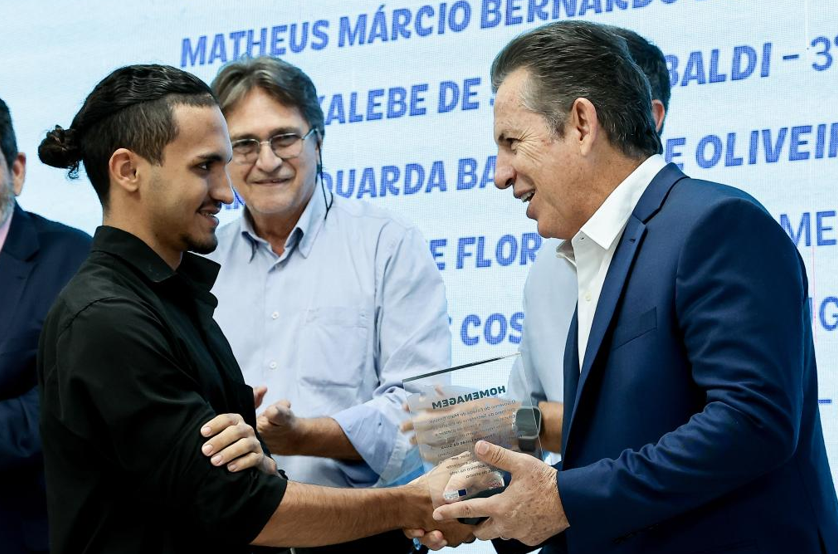 Governador homenageia estudantes destaques no Enem e no mundial de rob�tica