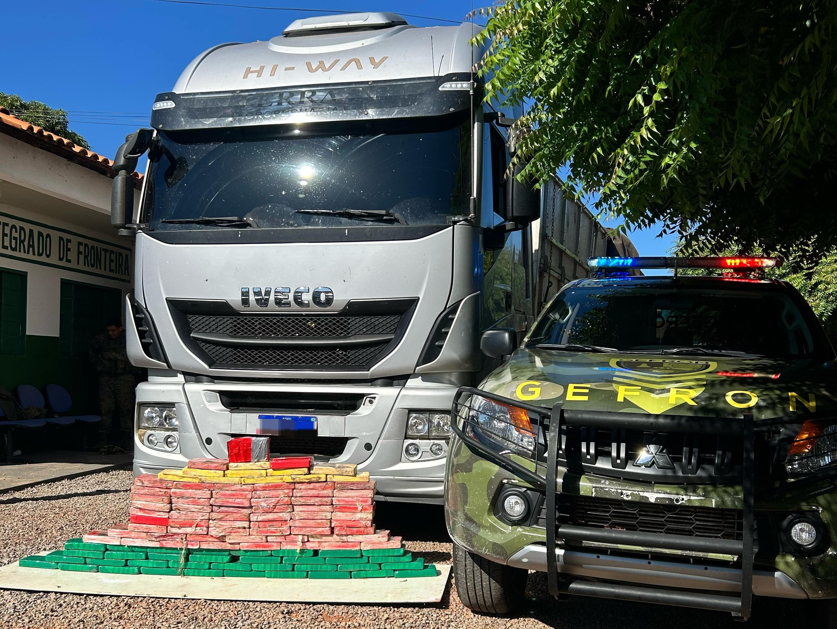 Gefron apreende 105 kg de pasta base de coca�na escondidos em caminh�o em C�ceres