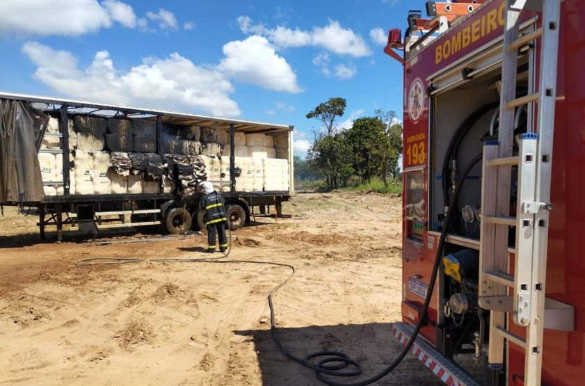 Corpo de Bombeiros controla inc�ndio em carreta carregada de algod�o em Alto Araguaia