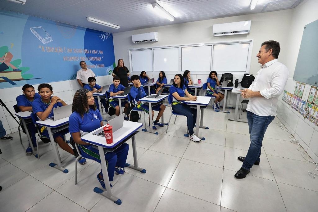 Governo de MT entrega escola reformada em distrito de Rondon�polis; 