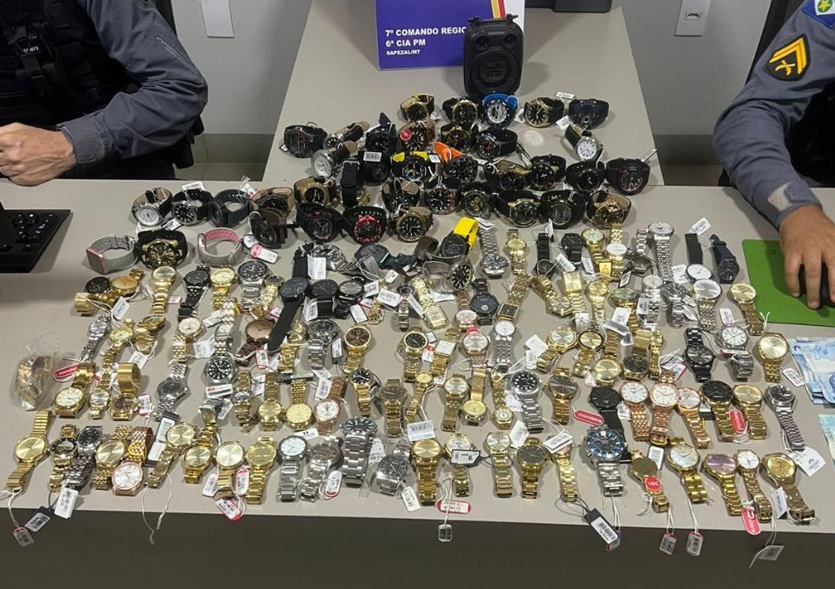 Pol�cia Militar prende homem e recupera 148 rel�gios furtados de �tica em Sapezal