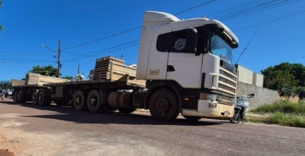 Motociclista morre ao ser atingida por carreta em avenida de Sinop