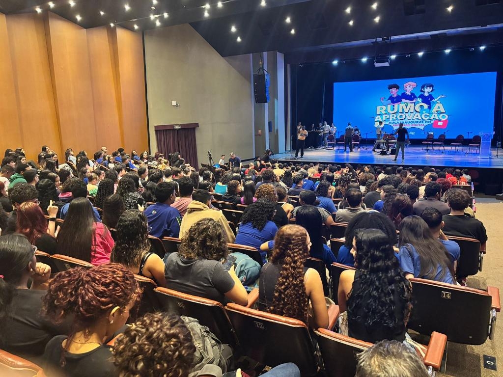 Aul�o Inaugural do Pr�-Enem Digit@l 2025 re�ne 500 estudantes no teatro da UFMT