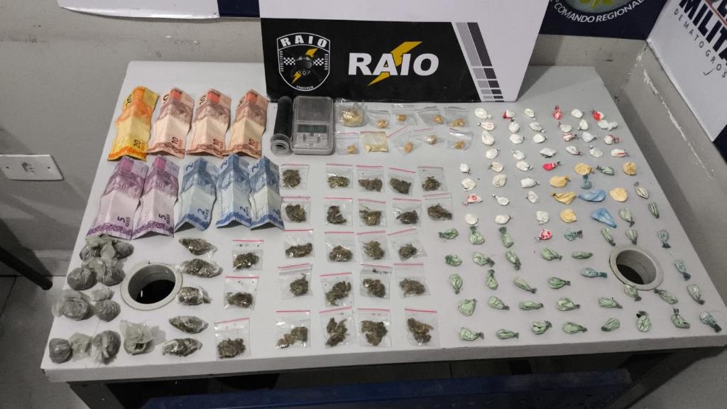 Companhia Raio prende trio por tr�fico e apreende 128 por��es de drogas em Cuiab�