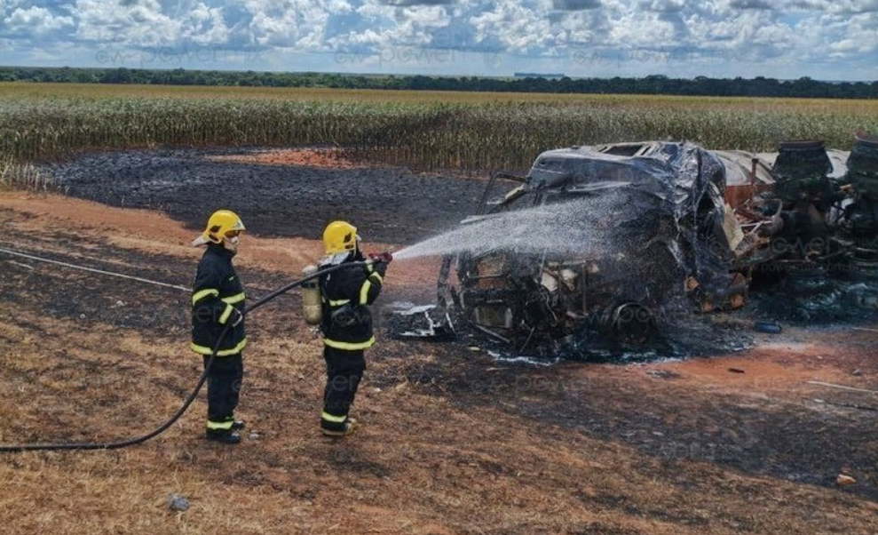 Motorista morre carbonizado ap�s caminh�o-tanque tombar e pegar fogo na MT-249