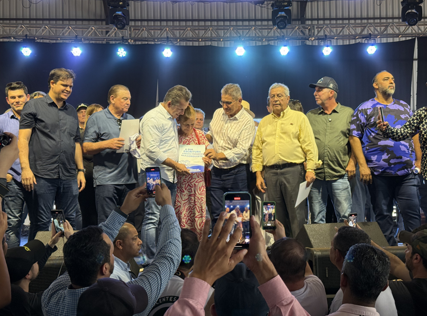 Governo de MT entrega escrituras definitivas �s fam�lias dos bairros Boa Esperan�a e Vila Amizade