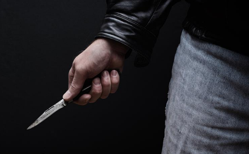 Homem � esfaqueado em frente a bar e suspeito � preso ap�s confessar crime