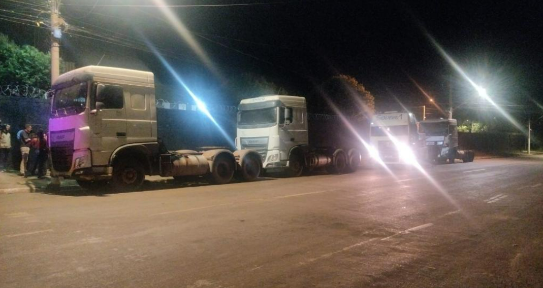 PM recupera tr�s caminh�es furtados e prende suspeitos por recepta��o em Rondon�polis