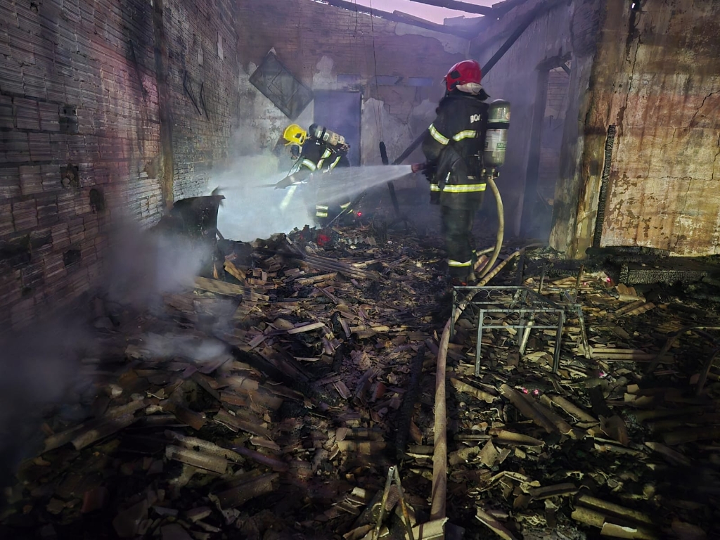Bombeiros combatem incndio de grandes propores em Sinop