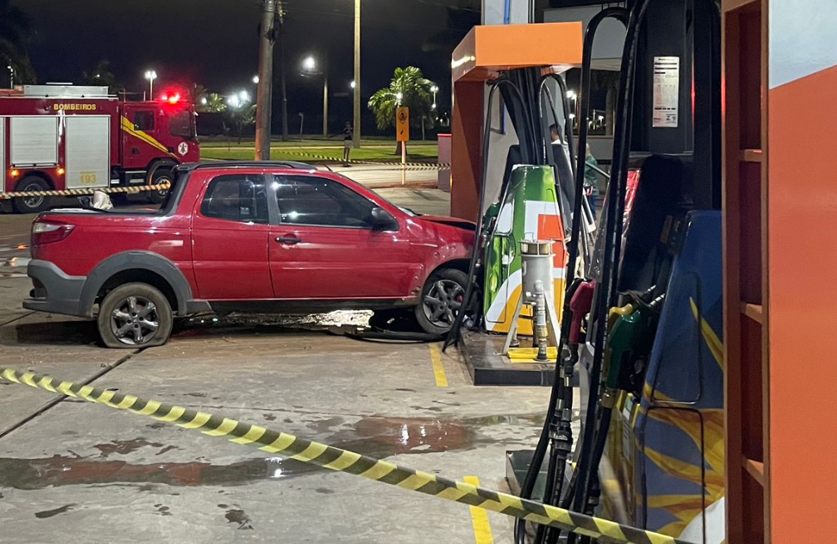 Motorista perde controle de carro e atinge bomba de combustvel em posto de Lucas do Rio Verde