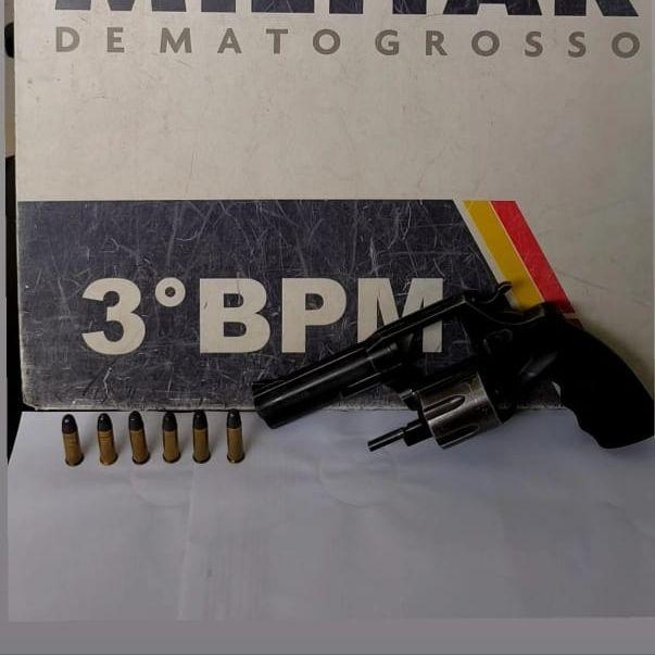 Homem � preso pela Pol�cia Militar por porte ilegal de arma de fogo