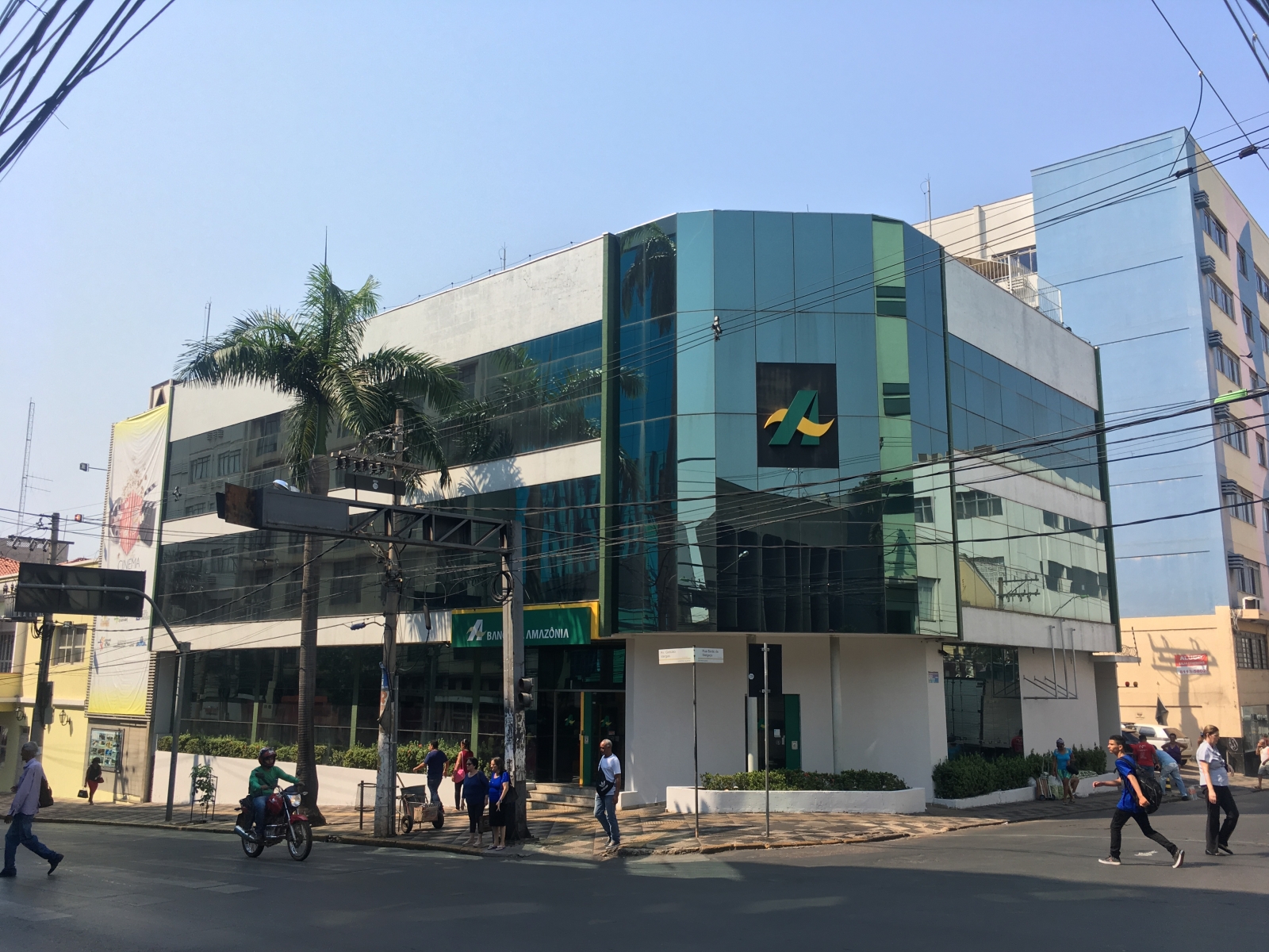 Criminosos invadem banco em Cuiab� e furtam notebooks, armas e muni��es