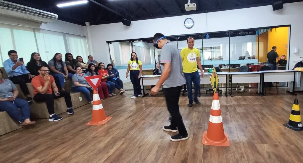 Detran realiza a��o educativa em rede de postos de combust�vel como parte da campanha Maio Amarelo