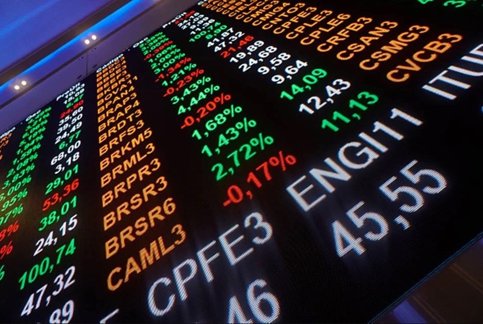 Bolsa sobe e d�lar cai, em dia agitado com IPCA e ata do Fed