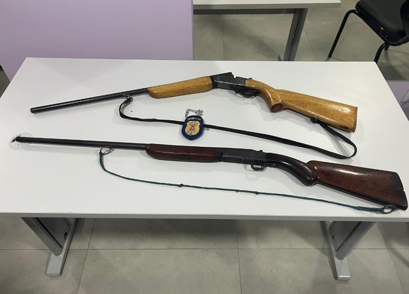 Pol�cia prende jovem com duas espingardas durante cumprimento de medida protetiva em Ju�na