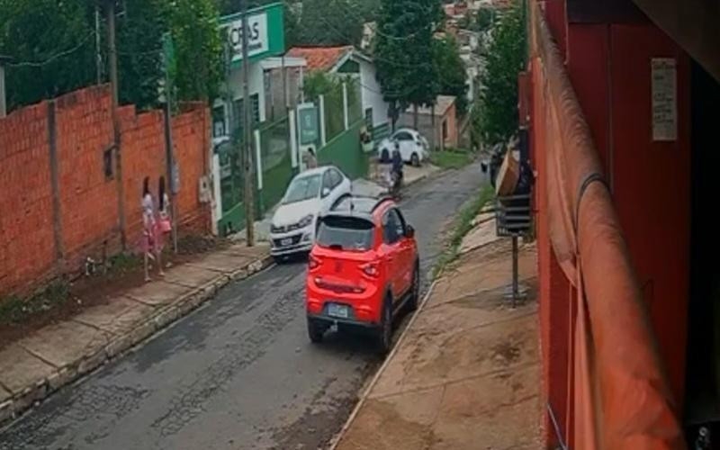  Motorista de carro vermelho � flagrado assediando meninas em Cuiab�