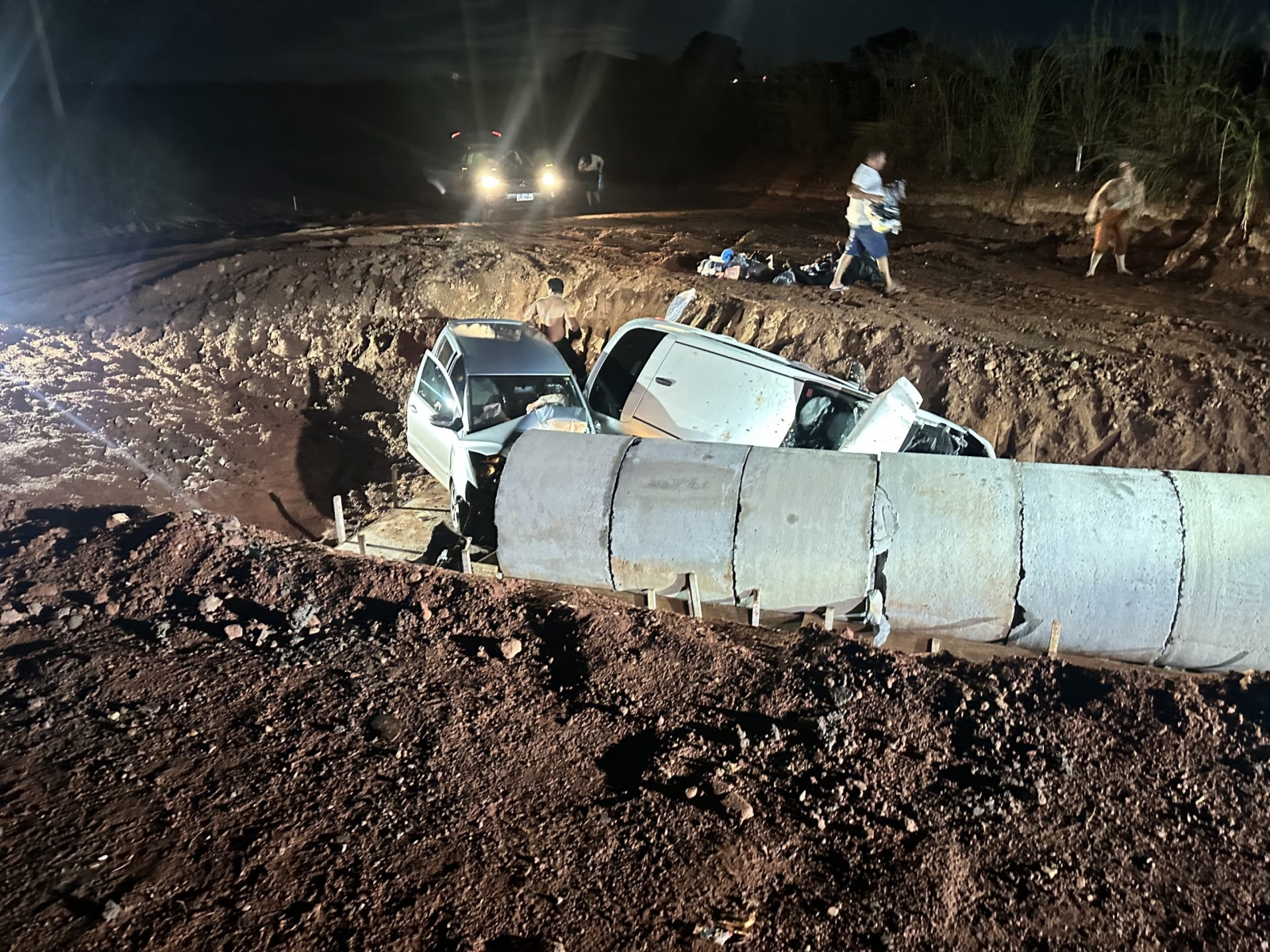 Discuss�o no tr�nsito termina em persegui��o e acidente em obra no bairro Sucuri em V�rzea Grande