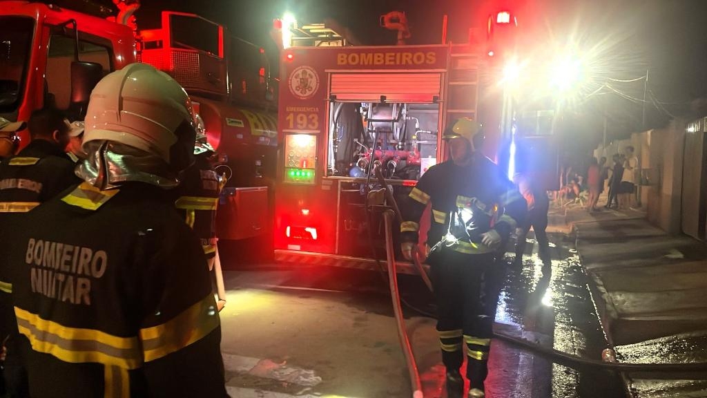Corpo de Bombeiros combate inc�ndio em resid�ncia em V�rzea Grande 