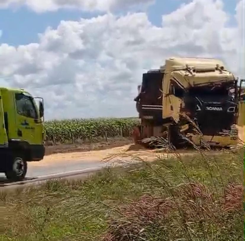 Carreta carregada de milho e caminh�o betoneira colidem na BR-163 em Lucas do Rio Verde