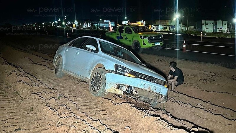 Carro sai da pista e cai em valeta em trecho mal sinalizado da BR-163, em Nova Mutum