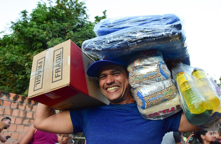 Governo de MT entrega cestas de alimentos e brinquedos a fam�lias de Sinop