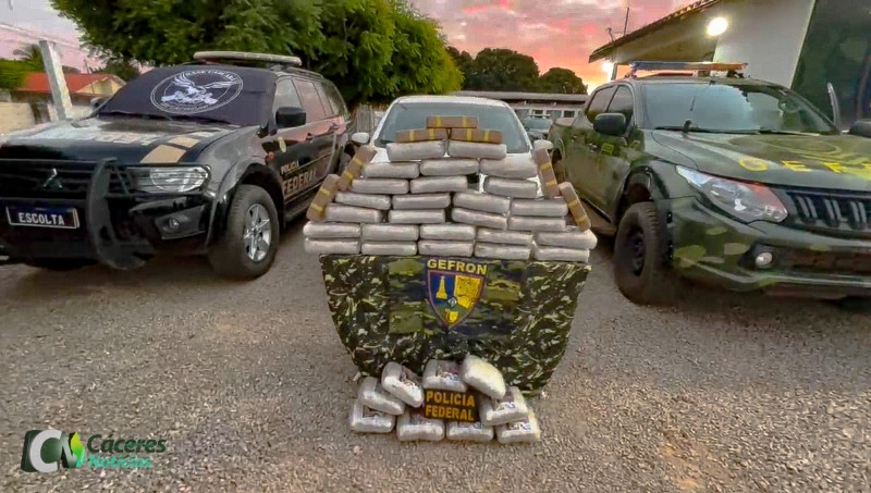 Carro oficial da Prefeitura de Rio Branco � apreendido com drogas na BR-070 em opera��o da PF e Gefron