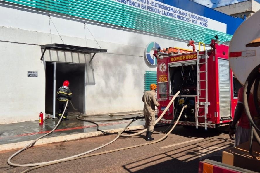 Bombeiros combatem incndio em sala de raios-x de clnica em Rondonpolis
