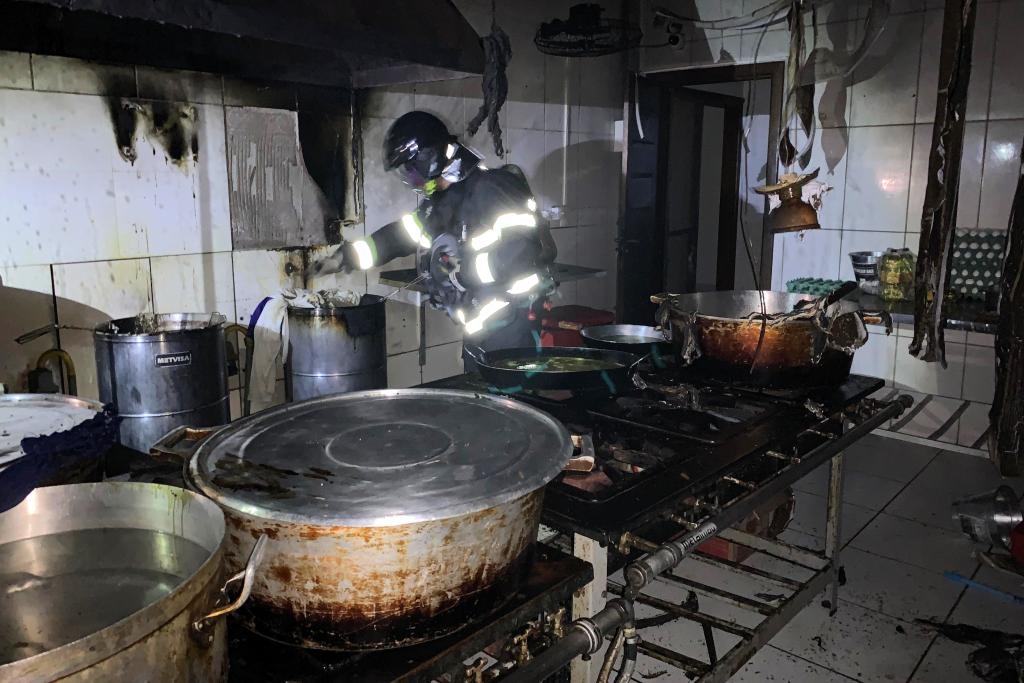 Bombeiros combatem incndio provocado por curto circuito em restaurante de Primavera do Leste
