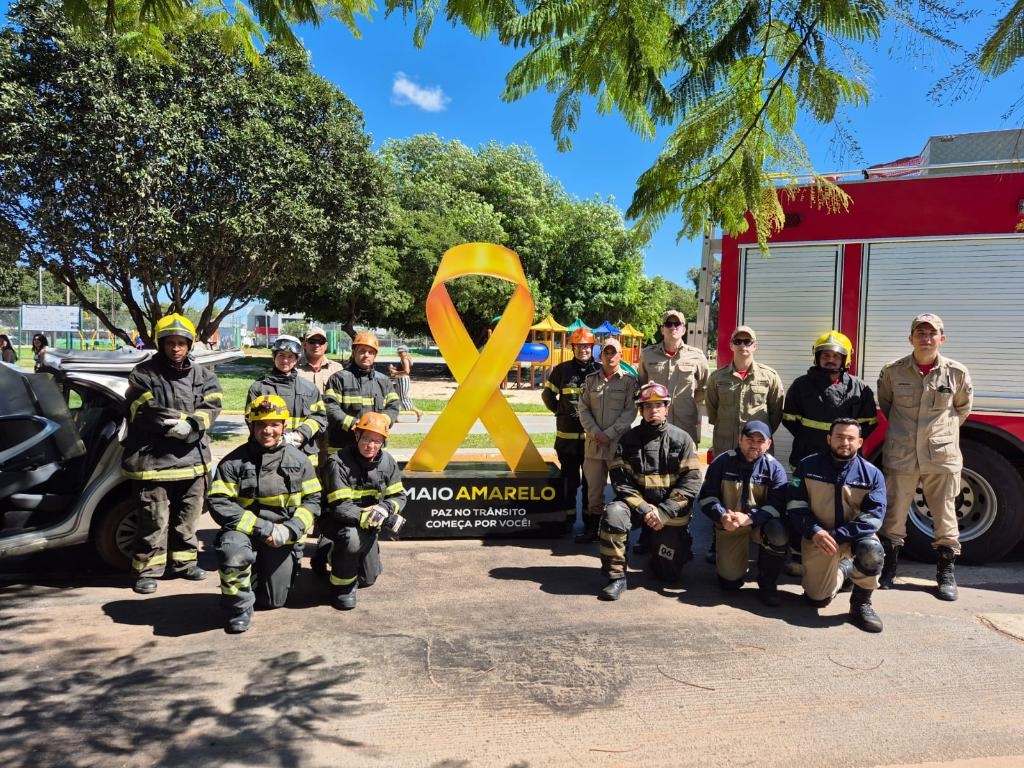 Corpo de Bombeiros realiza simulado de salvamento de acidente em praa e chama ateno para segurana no trnsito  