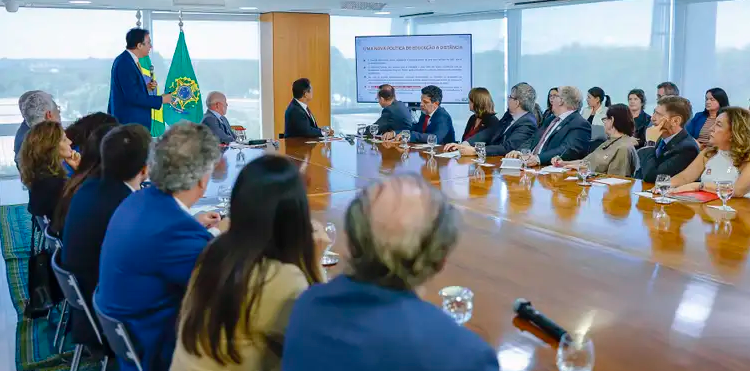 Governo imp�e novas regras ao EAD e restringe atua��o em cursos da sa�de e do direito