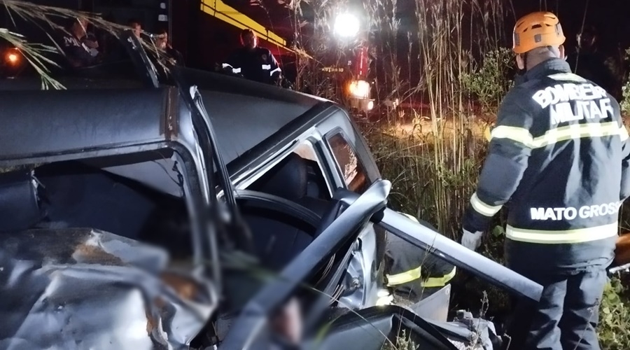Motorista morre preso s ferragens aps capotamento na MT-130, em Poxoru