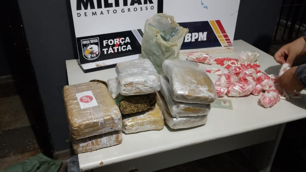PM apreende oito tabletes de maconha, 576 por��es de coca�na e prende faccionado
