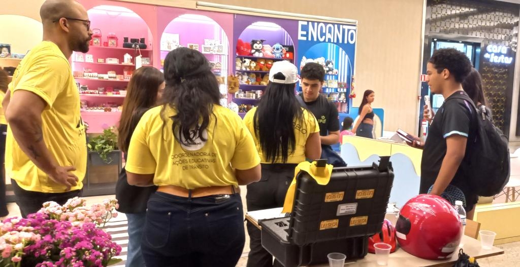 Detran realiza ao educativa de trnsito no Pantanal Shopping
