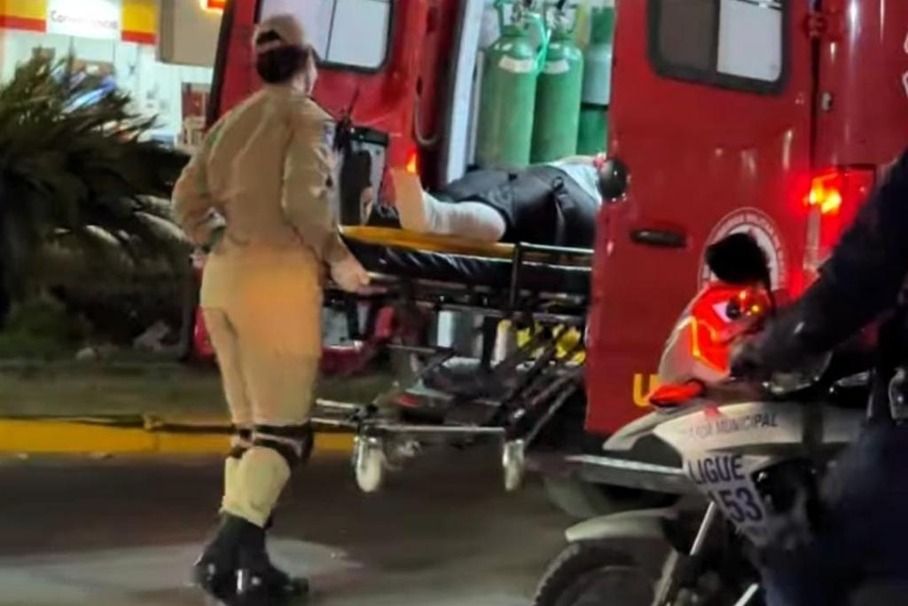 Bombeiros socorrem duas mulheres feridas ap�s colis�o entre motocicletas