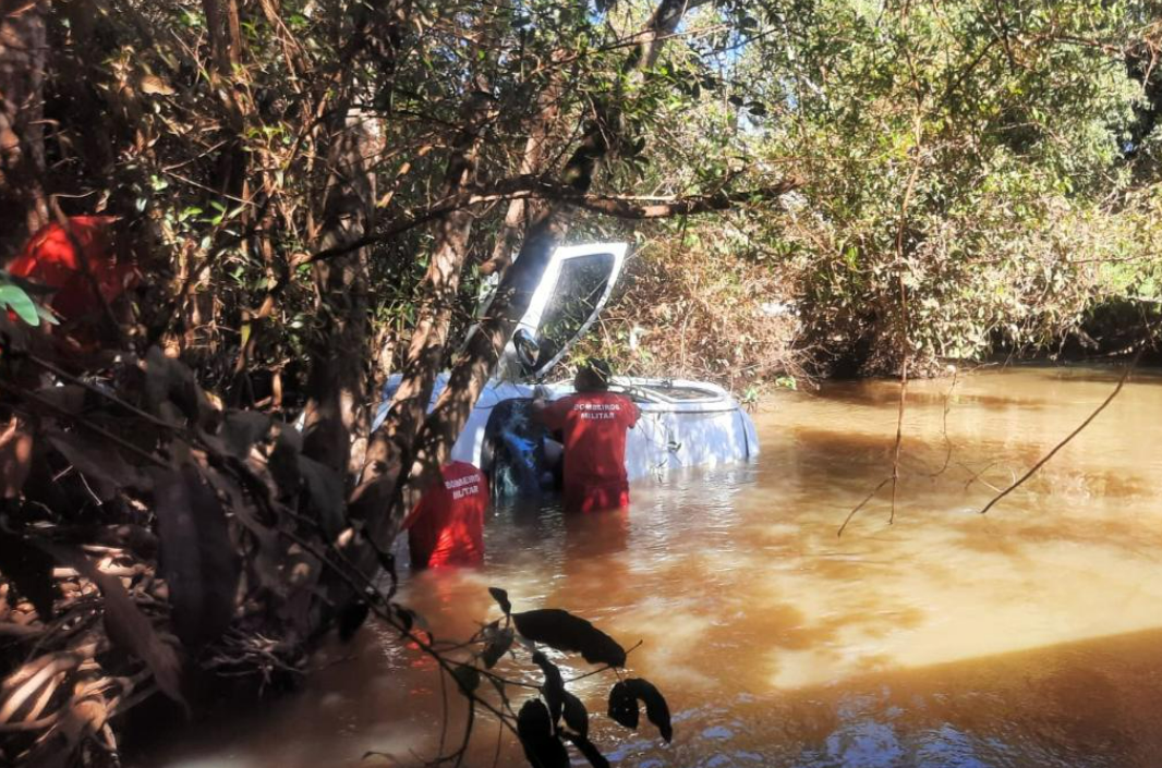 Carro cai de ponte e duas pessoas morrem na MT-241, em Denise