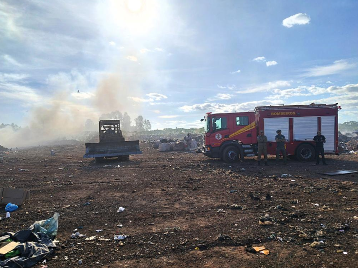 A��o conjunta no controle de queimadas no lix�o em Confresa