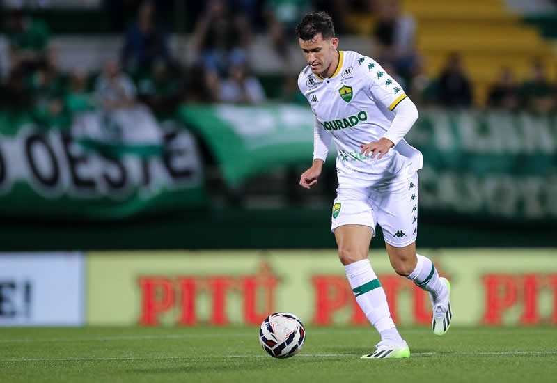 Les�o muscular afasta o zagueiro Nathan, que continua em recupera��o  