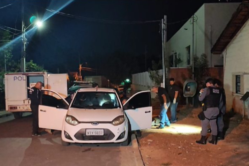 Homem � morto a tiros dentro de carro em bairro de Cuiab�
