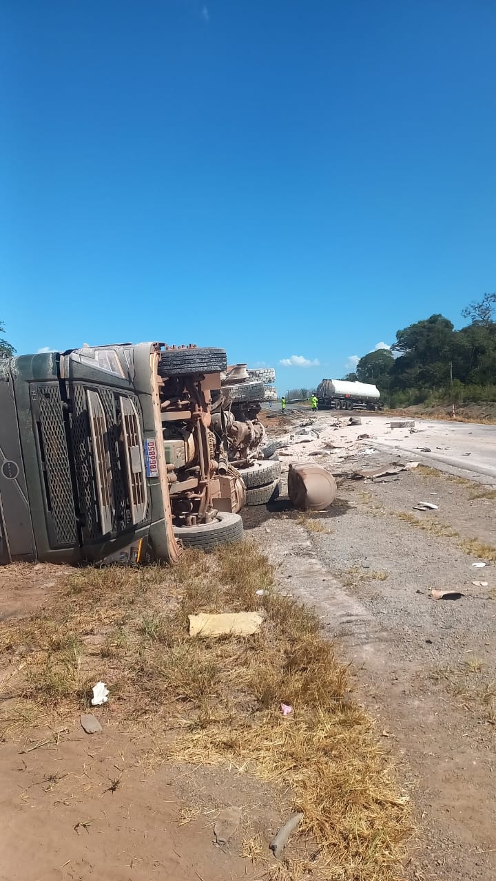 Grave acidente entre carretas interdita BR-163 em Lucas do Rio Verde