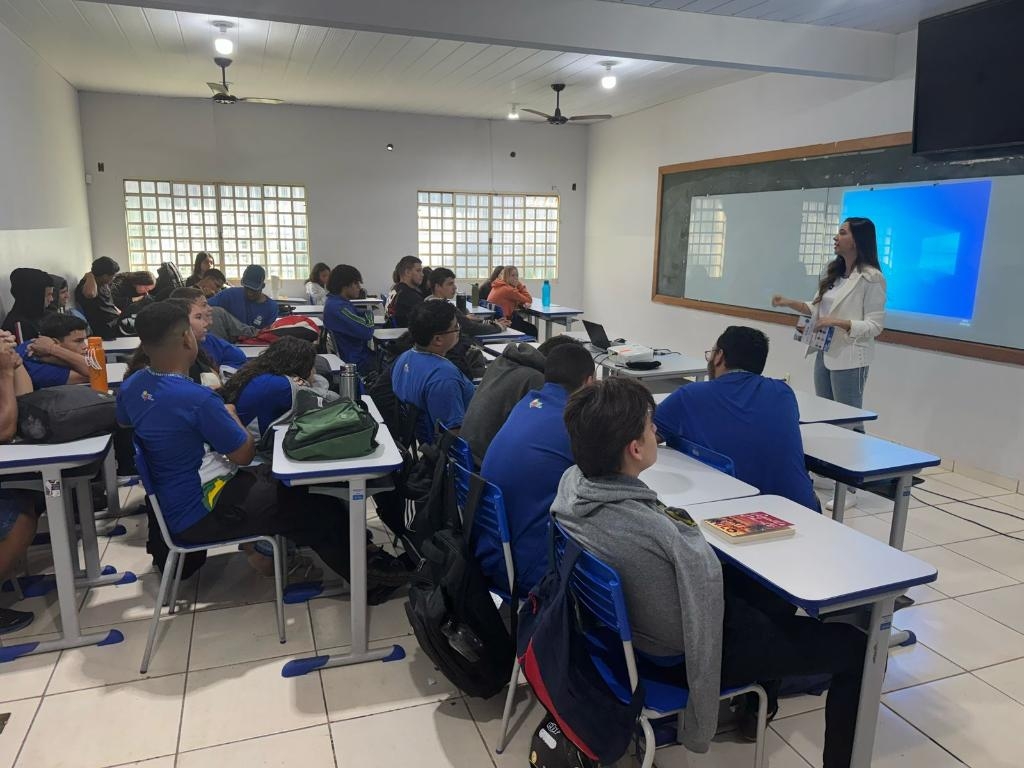 Desenvolve MT leva palestra sobre programas Jovem e Mulher Empreendedora para alunos da rede p�blica