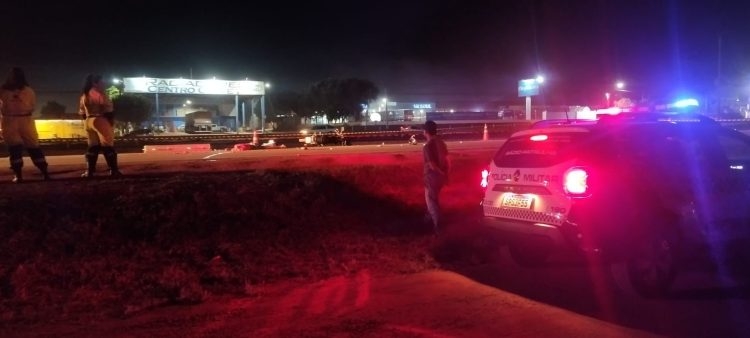 Idoso morre em acidente grave envolvendo moto e carreta em rotatria de Rondonpolis