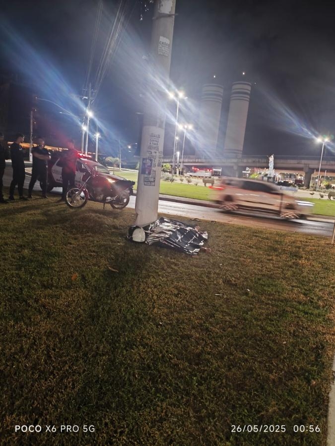 Motociclista morre ap�s bater contra poste em rotat�ria de V�rzea Grande