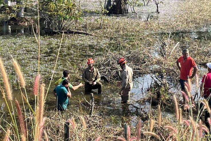 Bombeiros resgatam v�timas de acidente ap�s capotamento na MT-419