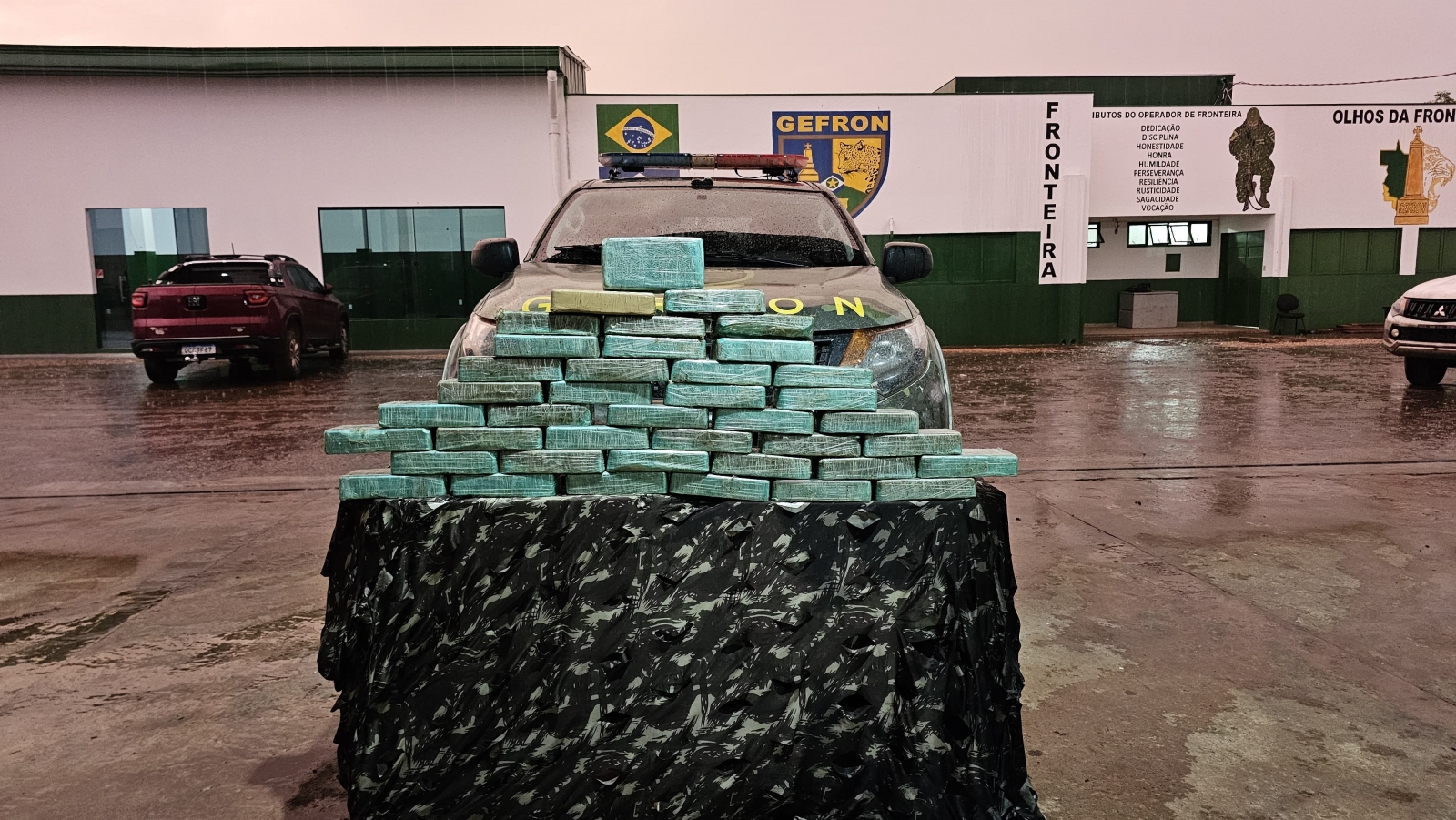 Gefron apreende 40 quilos de pasta-base e gera preju�zo de R$ 720 mil �s fac��es criminosas