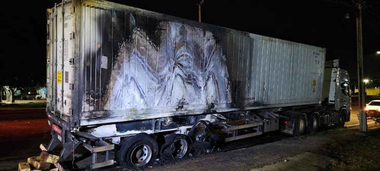 Bombeiros controlam incndio em carreta carregada de carne na BR-163, em Rondonpolis