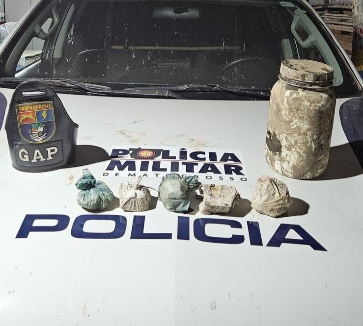 PM flagra casal de traficantes integrantes de fac��o com por��es de drogas