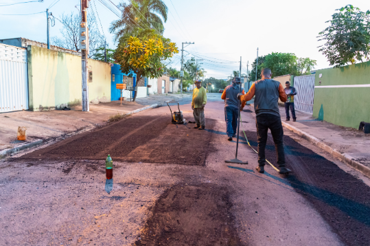 Mais 14 bairros recebem servi�os de tapa-buraco em Cuiab�