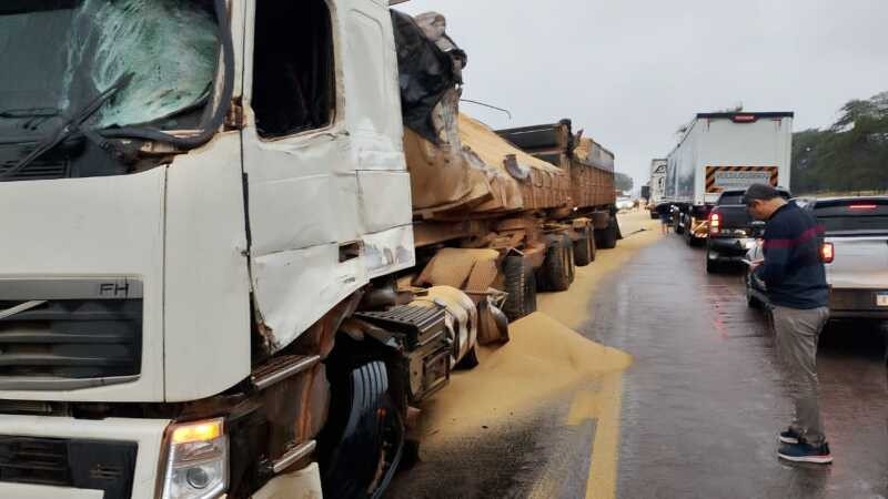 Colis�o entre tr�s carretas e carro deixa motorista ferido na BR-174 em C�ceres